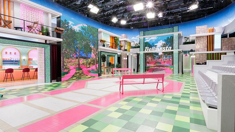 Por fin se desvela el mayor misterio de La Familia de la Tele: Así es el plató... ¡una plaza con cinco espacios!
